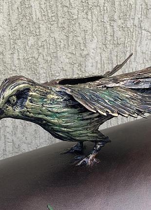 Кованая шкатулка ручной работы украшена орхидеями птичкой пчелами и листьями в ретро стиле