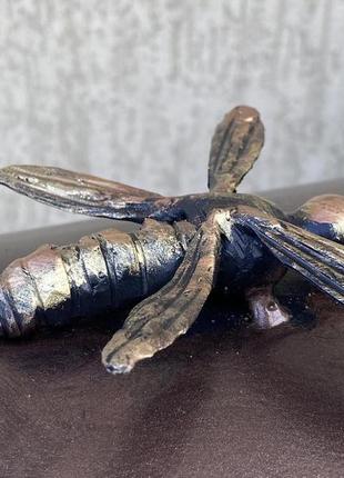 Кованая шкатулка ручной работы украшена орхидеями птичкой пчелами и листьями в ретро стиле