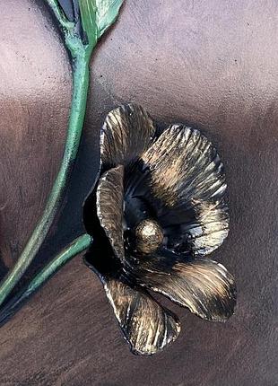 Кованая шкатулка ручной работы украшена орхидеями птичкой пчелами и листьями в ретро стиле