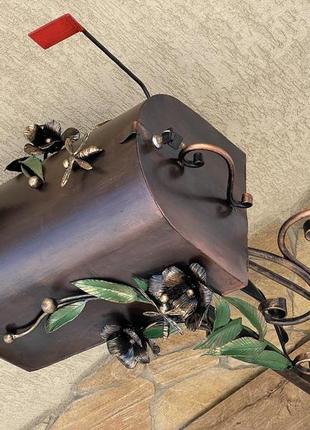 Кованая шкатулка ручной работы украшена орхидеями птичкой пчелами и листьями в ретро стиле
