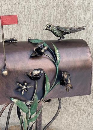 Кованая шкатулка ручной работы украшена орхидеями птичкой пчелами и листьями в ретро стиле