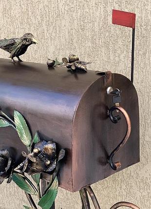 Кованая шкатулка ручной работы украшена орхидеями птичкой пчелами и листьями в ретро стиле