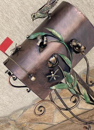 Кованая шкатулка ручной работы украшена орхидеями птичкой пчелами и листьями в ретро стиле