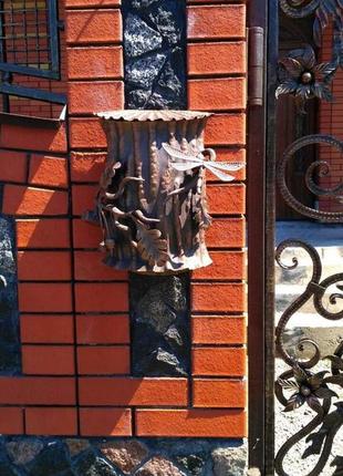 Кованый почтовый ящик в виде дуба с листьями желудями и стрекозой