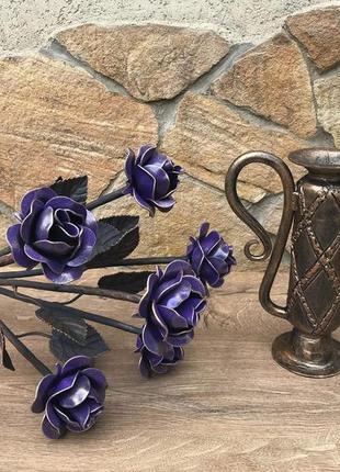 Кований металевий букет з 6 фіолетових троянд у вазі в ретро стилі