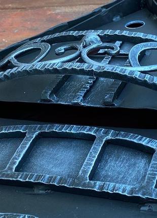 Кованый почтовый ящик выполнен в стиле волшебного сказочного домика