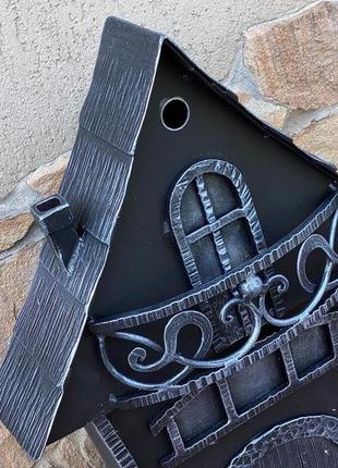 Кованый почтовый ящик выполнен в стиле волшебного сказочного домика