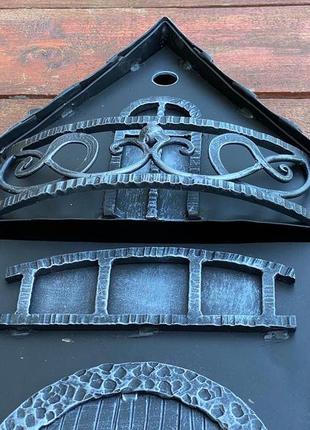 Кованый почтовый ящик выполнен в стиле волшебного сказочного домика