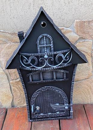Кованый почтовый ящик выполнен в стиле волшебного сказочного домика