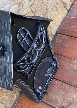 Кованый почтовый ящик выполнен в стиле волшебного сказочного домика