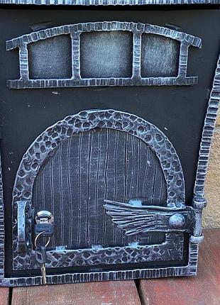 Кованый почтовый ящик выполнен в стиле волшебного сказочного домика