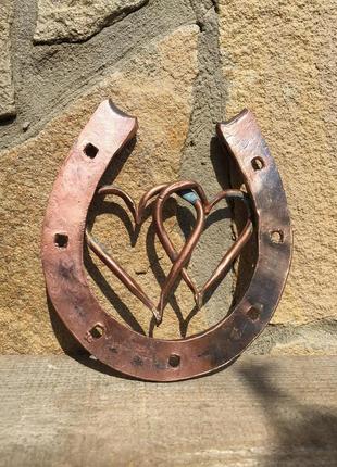 Кована мідна підкова з двома серцями