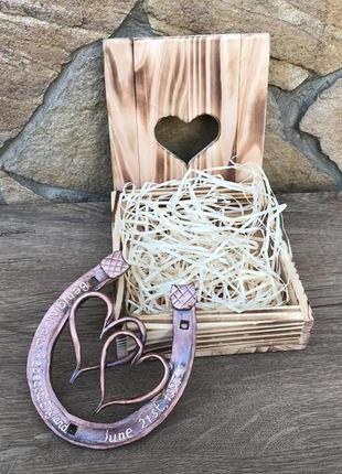 Кована мідна підкова з двома серцями