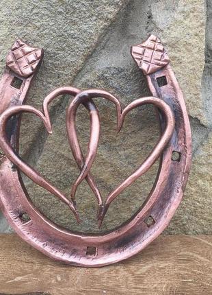 Кована мідна підкова з двома серцями