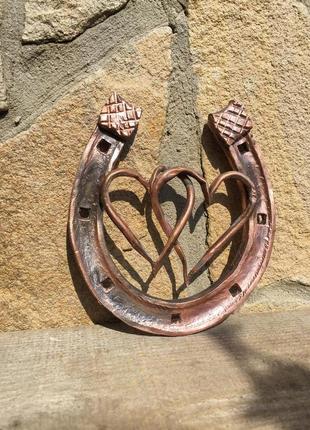 Кована мідна підкова з двома серцями