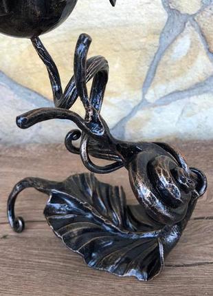 Кованый подсвечник ручной работы в виде плетеного цветка с элегантным цветоносом...