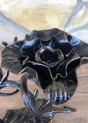 Кованый подсвечник ручной работы в виде плетеного цветка с элегантным цветоносом...