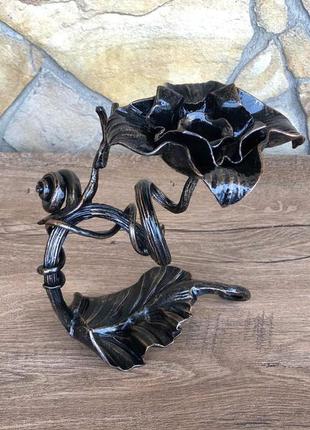 Кованый подсвечник ручной работы в виде плетеного цветка с элегантным цветоносом...