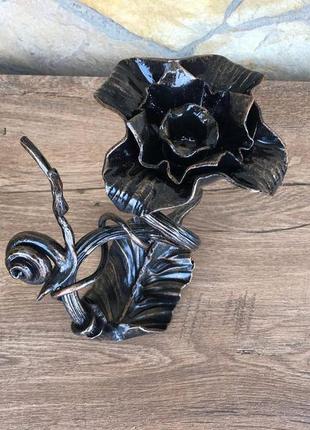 Кованый подсвечник ручной работы в виде плетеного цветка с элегантным цветоносом...