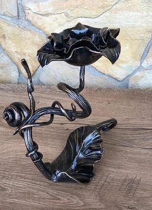 Кованый подсвечник ручной работы в виде плетеного цветка с элегантным цветоносом...