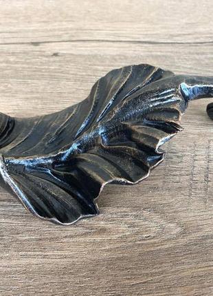 Кованый подсвечник ручной работы в виде плетеного цветка с элегантным цветоносом...