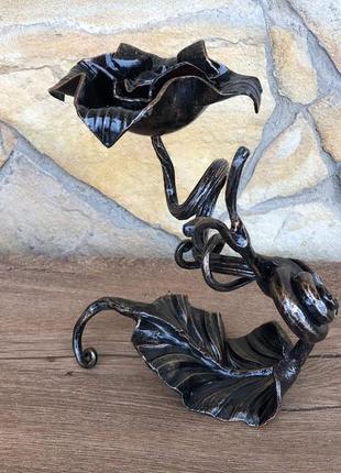 Кованый подсвечник ручной работы в виде плетеного цветка с элегантным цветоносом...