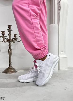 Базовые белые женские текстильные кроссовки8 фото