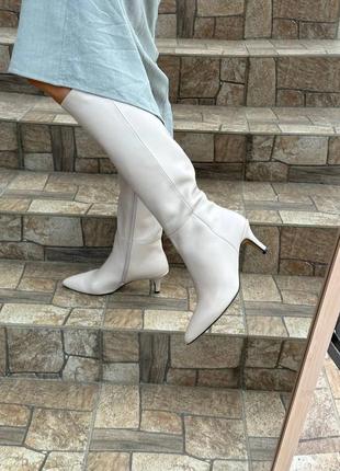 В наличии кожаные сапоги трубы беж