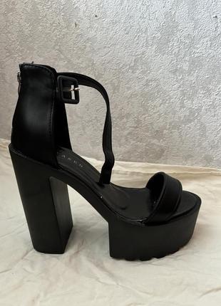 Туфлі на каблуку