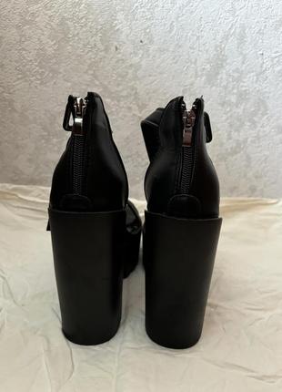 Туфлі на каблуку