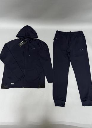 Спортивный костюм nike.