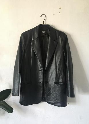 Прямой пиджак из искусственной кожи zara