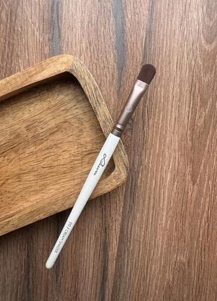 Пензлик для тіней, 310 elegance luvia cosmetics cream shader brush