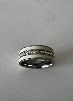 Кольцо с эмалью и камнями swarovski