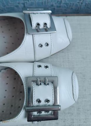 Кожаные белые туфли caprice с пряжкой.5 фото