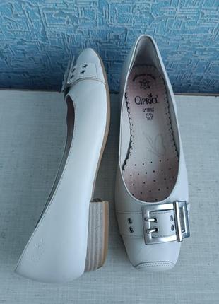 Шкіряні білі туфлі caprice з пряжкою .6 фото
