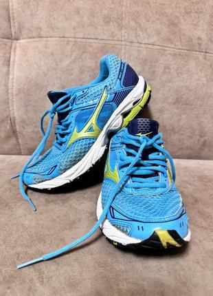 Р. 36,5. кроссовки женские беговые голубые mizuno wave legend