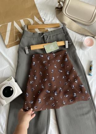 Нова коричнева мініспідниця у квітковий принт h&m