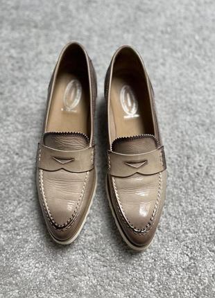 Шкіряні лаковані лофери розмір 38,5