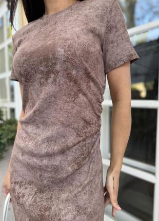 Сукня-футболка варьонка в довжині міді в рубчик з драпіруванням по боках9 фото