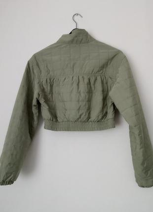 Укорочена, вкорочена легка стьобана куртка, вітровка, бомбер, оливкова2 фото