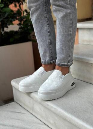 Белые очень крутые мокасины - слипоны