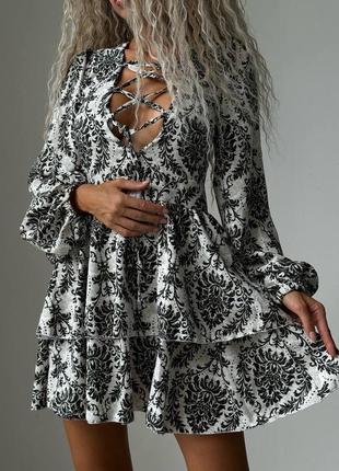 Вишукана сукня з гарним декольте5 фото