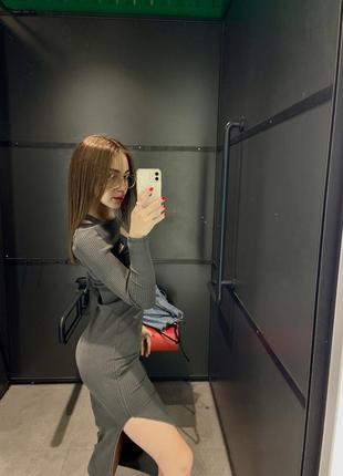 Сукня з розрізом