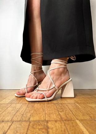 Новые бежевые молочные босоножки туфли с шнуровкой1 фото