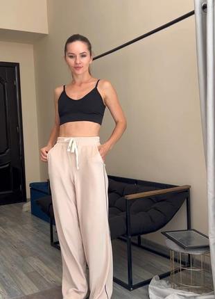 Жіночі стильні вільні велюрові штани з високою посадкою та лампасами чорний, беж