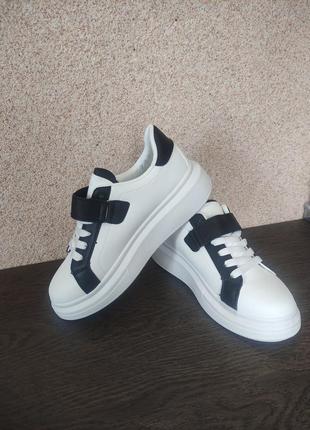 Кросівки жіночі білі з чорними вставками