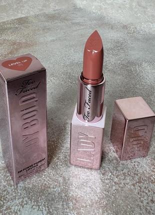 Too faced - lady bold em-power pigment lipstick - кремова помада для губ, 05 level up, 4 g