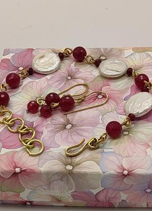 Комплект браслет і сережки з малинового турмаліну і річкових перлин-кеші "ягідка малинка"