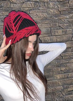 Тепла шапка ручної роботи з незвичайним дизайном